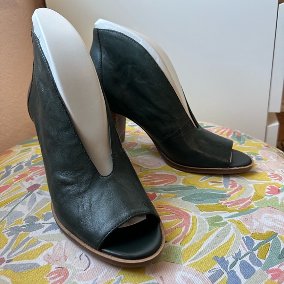 Lucky Brand Joal Cut-out booties 8.5M - Picture 6 of 10